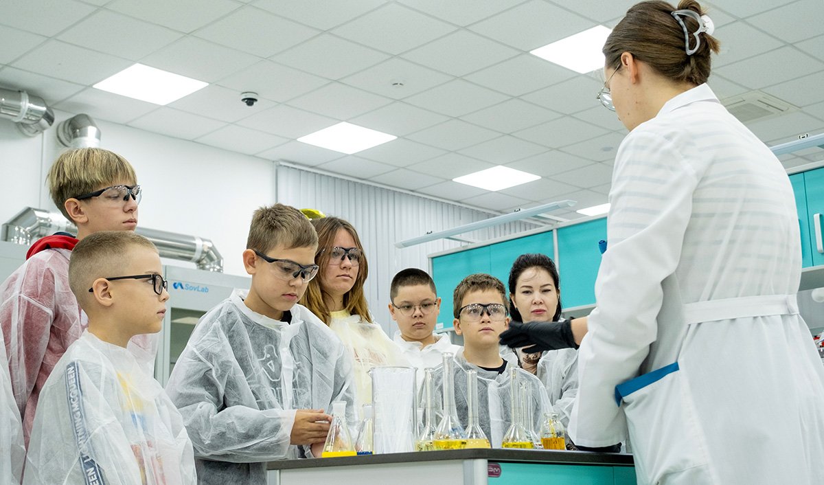 Познавательная экскурсия в Испытательном центре ФАРМОБОРОНА для детей сотрудников «Оценка качества простых лекарственных форм на примере мазей» Познавательная экскурсия в Испытательном центре ФАРМОБОРОНА для детей сотрудников «Оценка качества простых лекарственных форм на примере мазей»